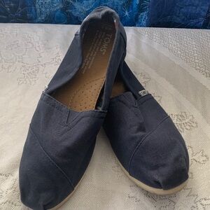 TOMS Slip-On Canvas Flats in Navy Blue